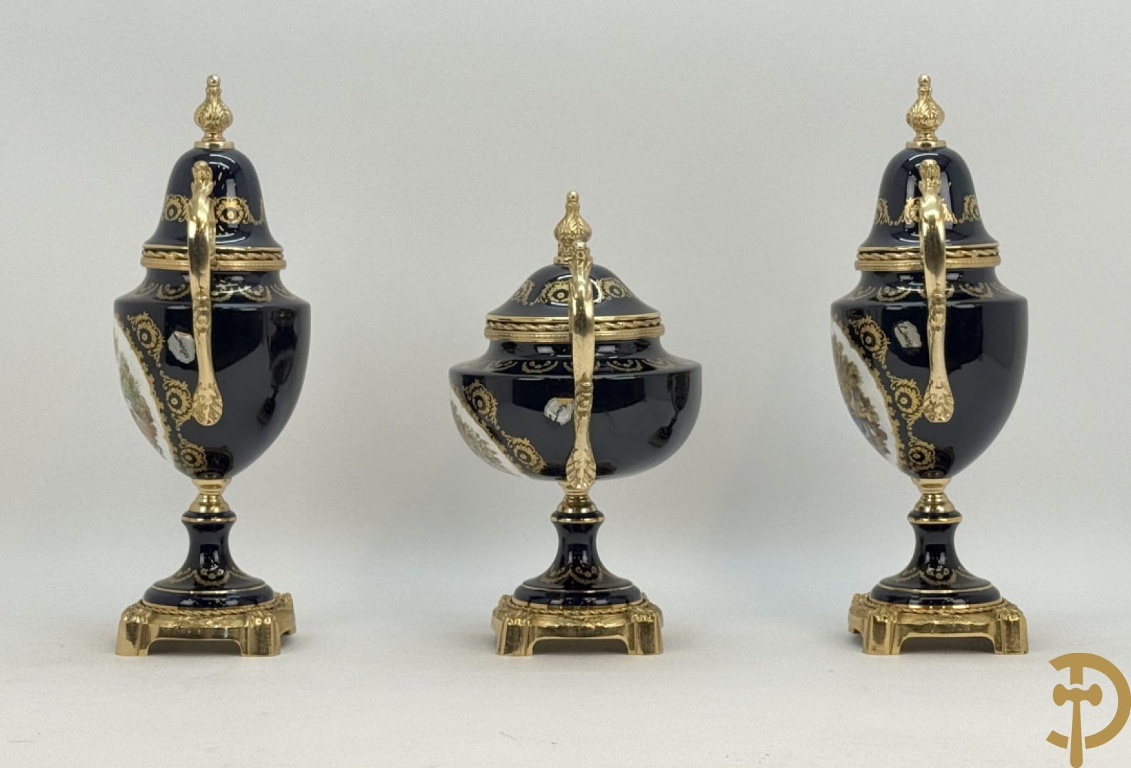 Driestel Sèvres stijl bestaande uit paar dekselpotiches met koperen ornamenten en romantisch decalcomanie decor, Sèvres stijl+ dekselcoupe met Sèvres en romantisch decor