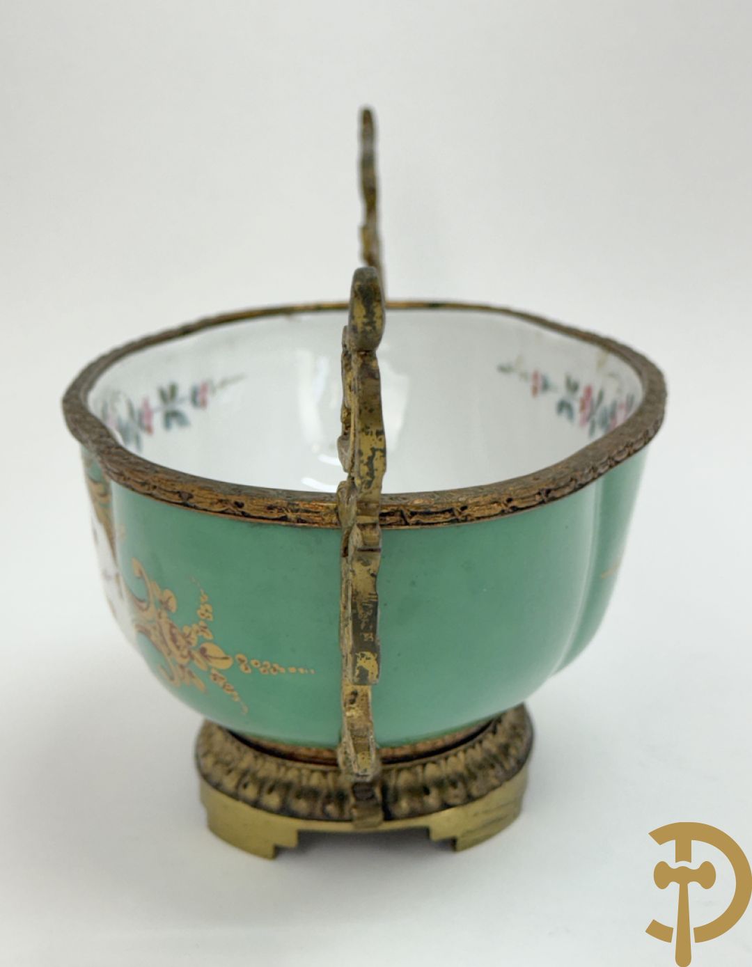 Sèvres cachepot met dubbel decor van handbeschilderde romantische dames en bloemendecor + cachepot in Frans porselein met bloemendecor gevat in bronzen houder + Limoges medici vaas met zwanehalzen
