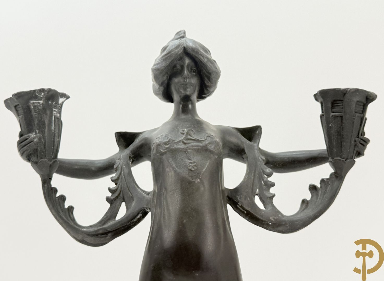 Paar bronzen beelden in de vorm van dames, houdende twee kandelaars