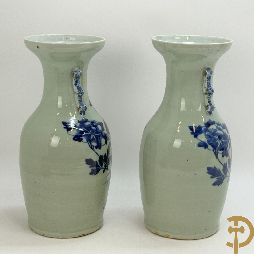 Paar Chinese porseleinen blauw/wit vazen met bloemendecor