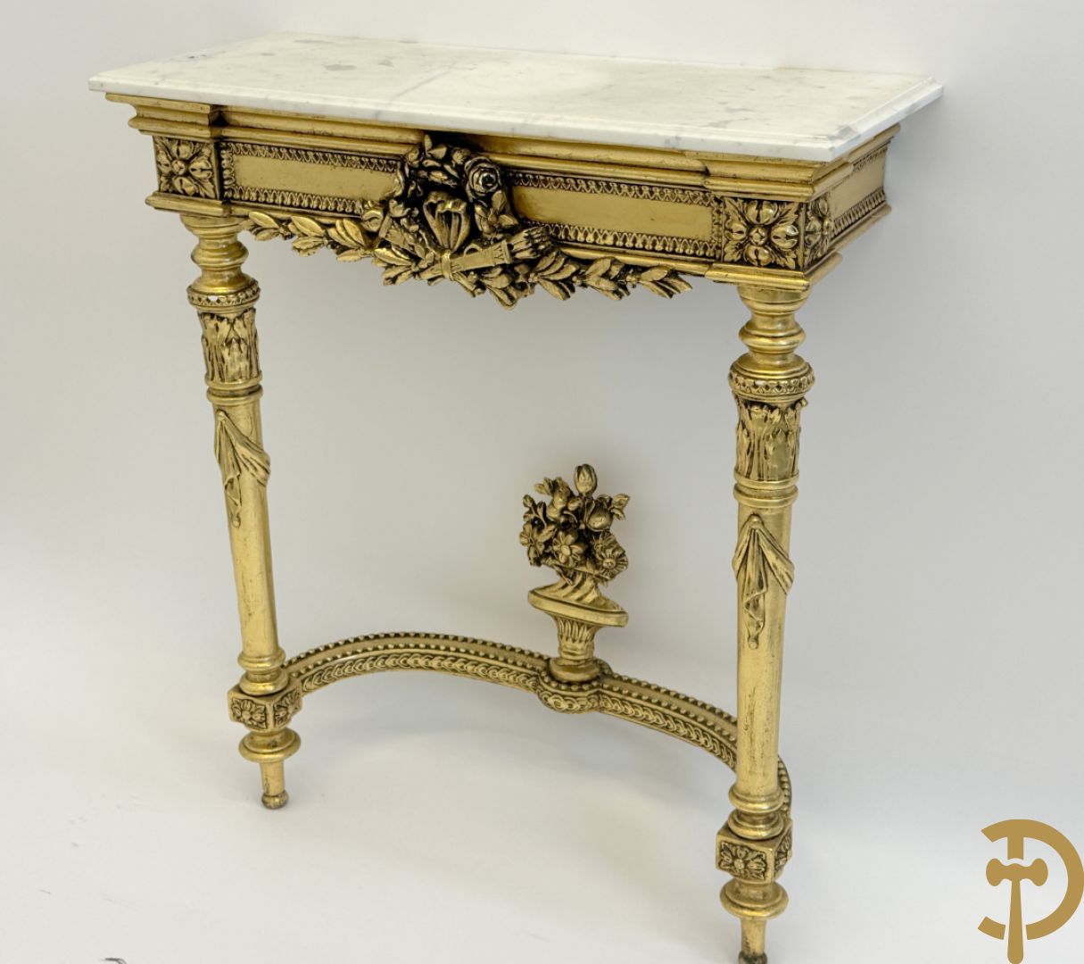 Vergulde console met Louis XVI motieven en amfoor  + vergulde spiegel met Louis XVI motieven
