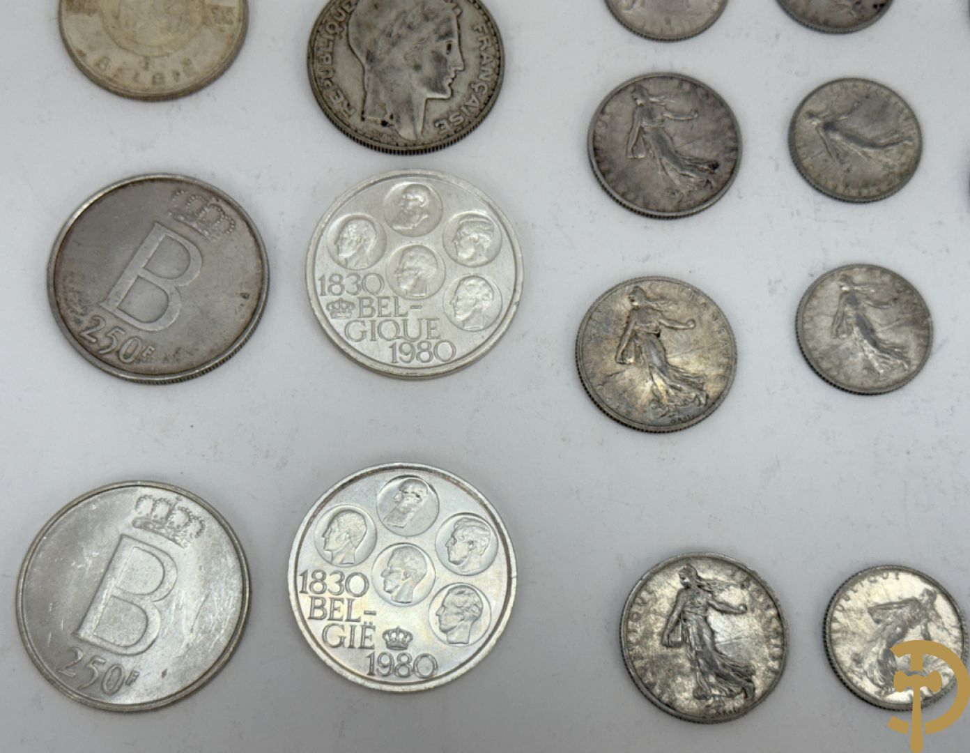Reeks massief zilveren munten w.o. oude 5 Frank stukken van België en Frankrijk, belgische zilveren munten van 100, 250 en 500 Frank + zilveren munten van 1 Gulden Nederland
