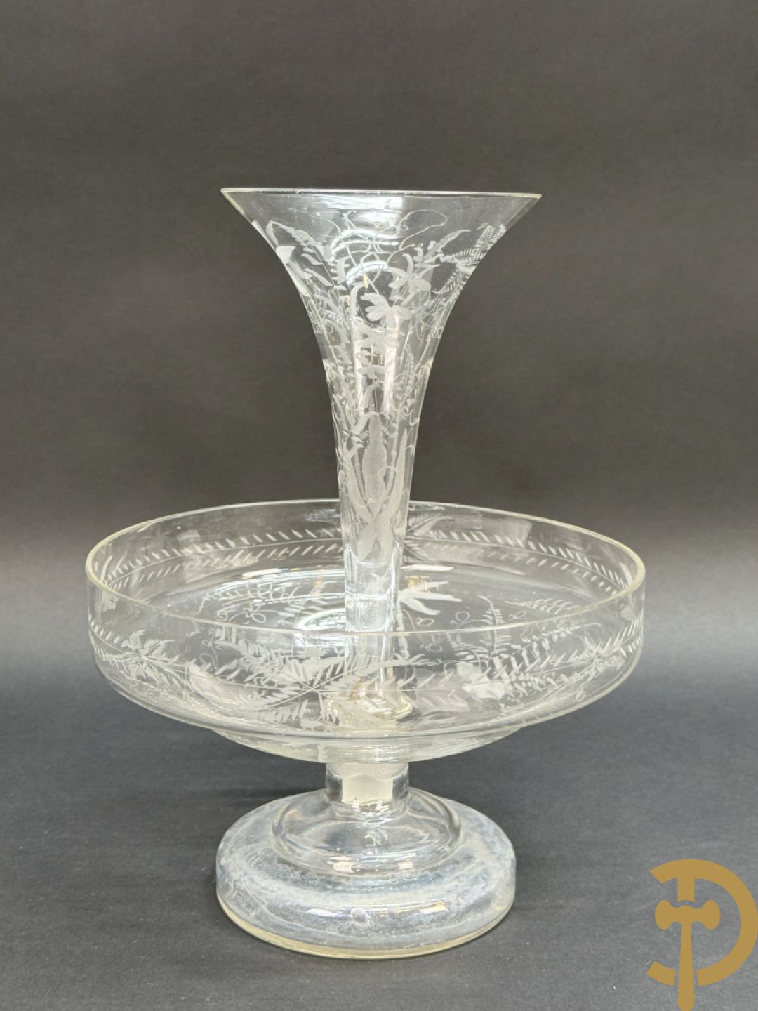 Handgeslepen flessenhouder met dubbel decor van wapenschild en geëtst bloemendecor, gedateerd 1751 + schenkkan met zilveren tuit + 2 coupes + pique fleur + veldfles