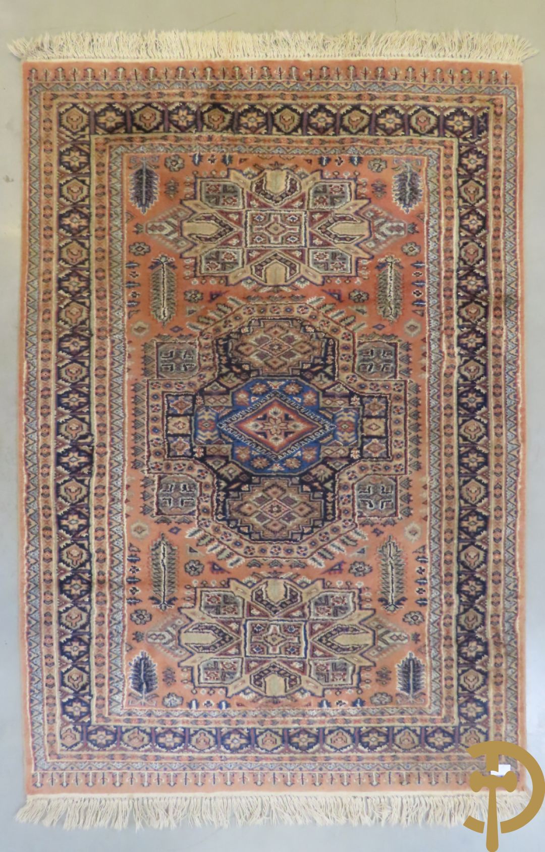 Oosters handgeknoopt tapijt met bloemenmotieven + Oosters handgeknoopt tapijt met geometrische motieven + Oosters handgeknoopt zijden tapijt met centrale fond en bloemenmotieven