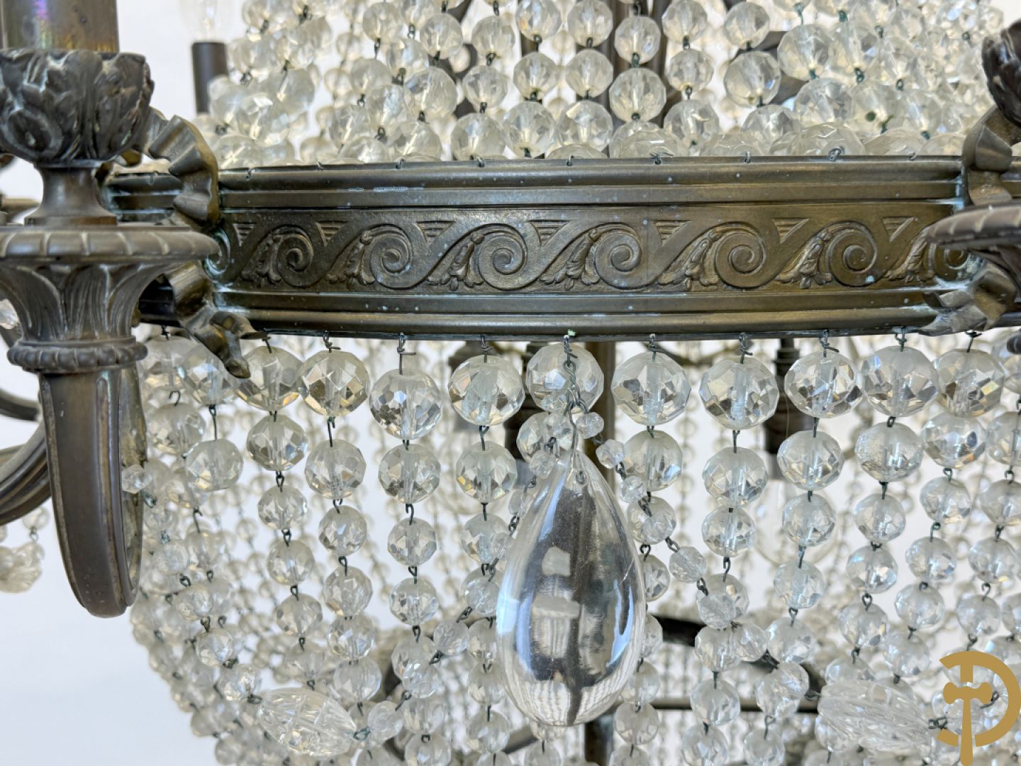 Grote bronzen kasteelluchter Sac-à-perles, Louis XVI stijl, met 5 armen telkens met 3 kaarsen