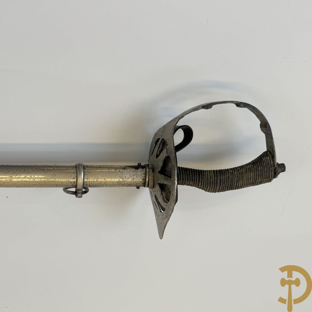 Duitse epee met gegraveerd handvat in schede
