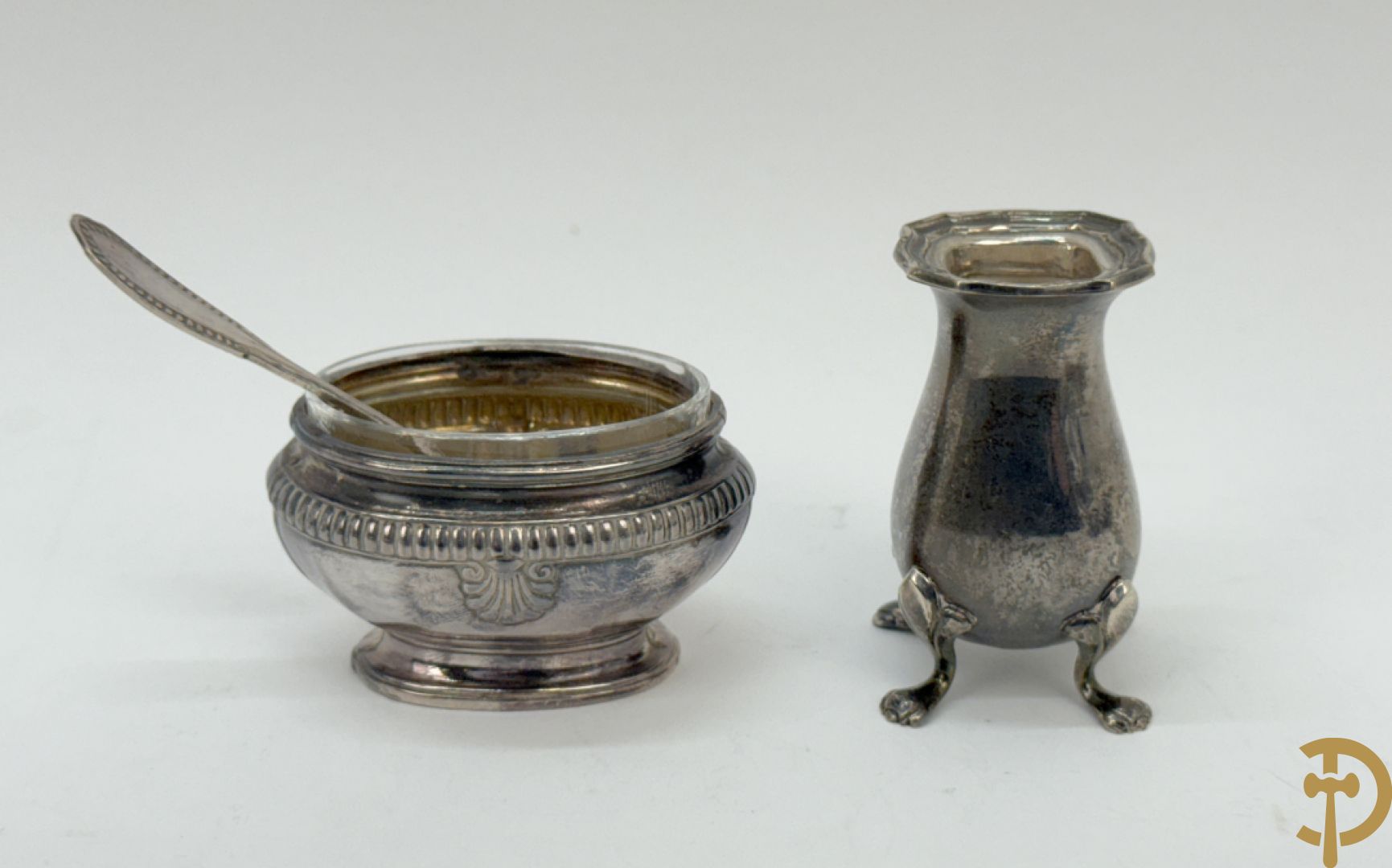 Drie paar massief zilveren peper- en zoutvaatjes met bijhorend lepeltje + paar peper- en zoutvaatjes met kristallen coupe+ 2 andere