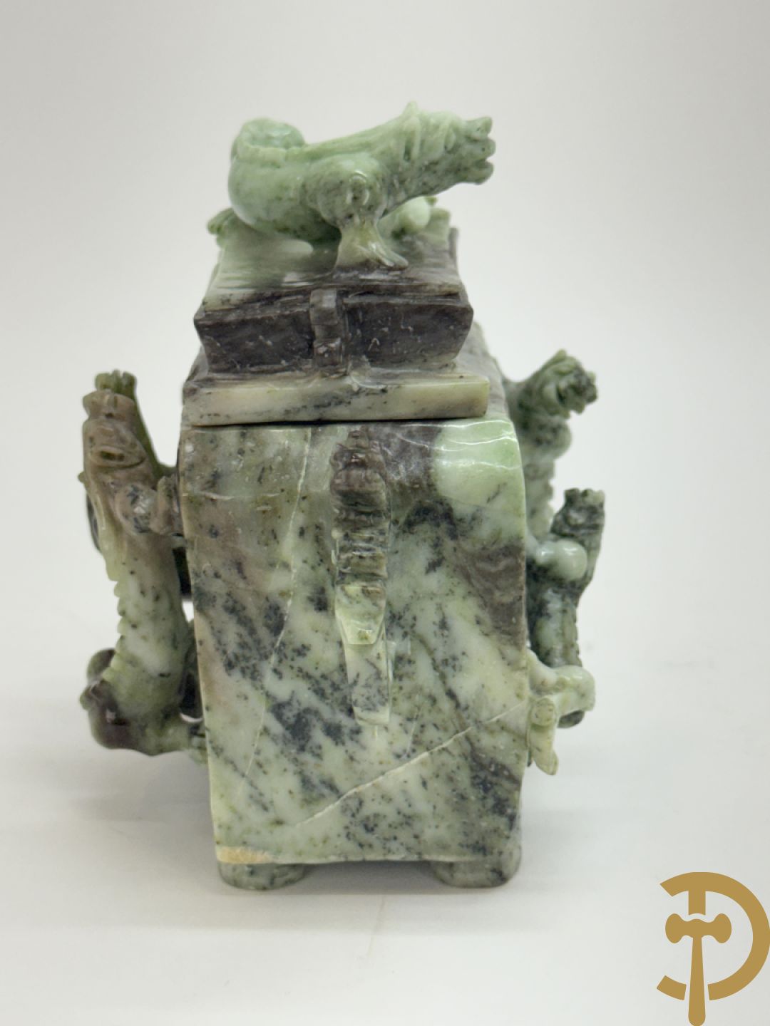 Brule parfum met bloemenmotieven in quartz + brule parfum in jadeiet + brule parfum met salamanders