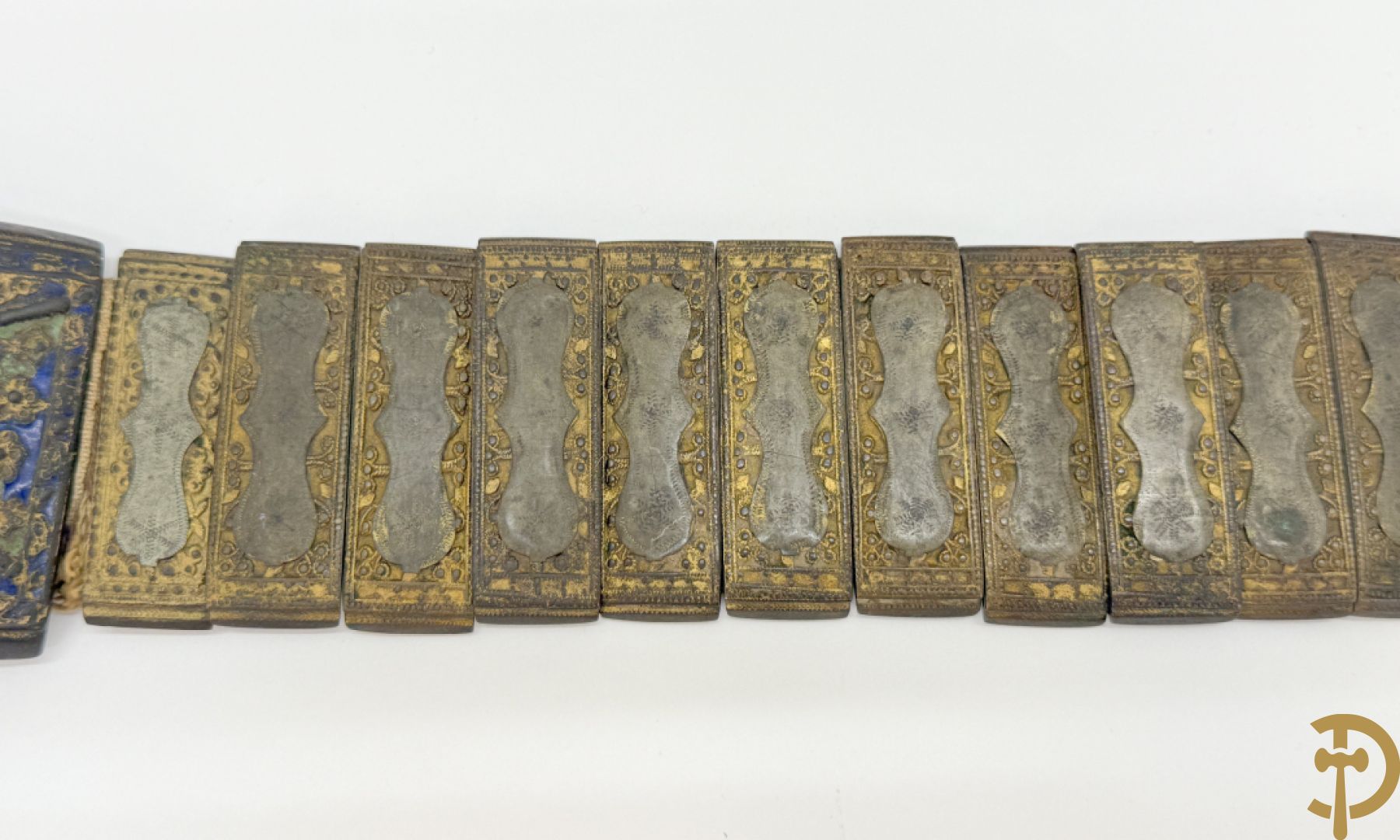 Gekleurde metalen riem met koperen lemmetten en bronzen sluiting