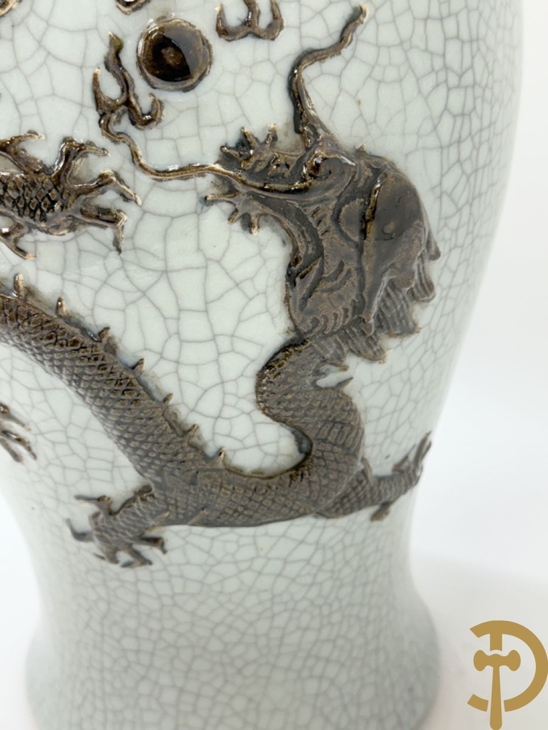 Chinese porseleinen Nankin vaas met drakendecor