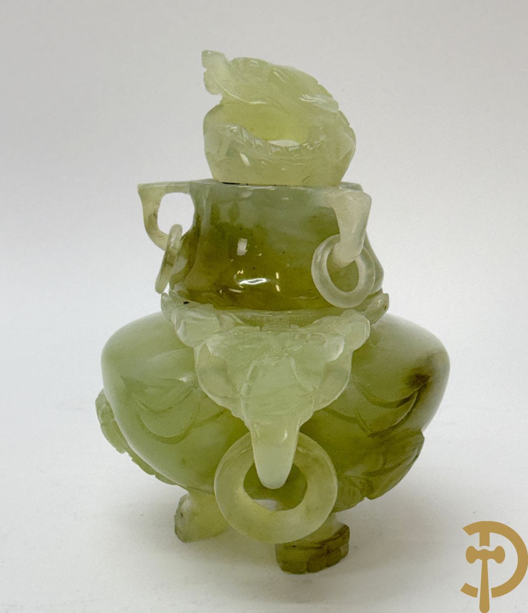Drie Chinese handgesculpteerde urnes in gesteente met drakendecor (jade, amethist en fluoriet)