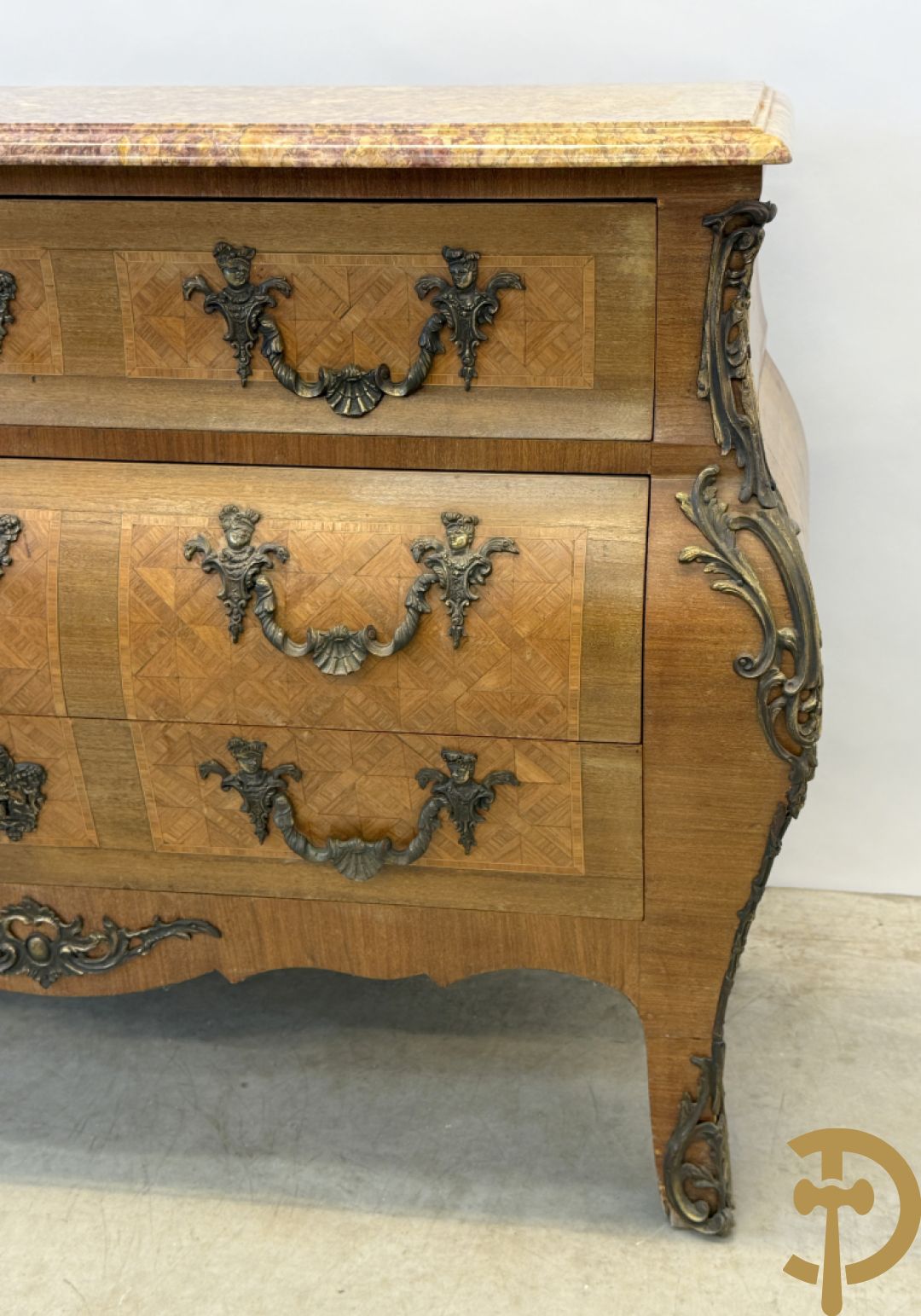 Notelaren gemarketteerde en gegalbeerde drieladencommode bezet met bronsbeslag en geaderd marmeren blad