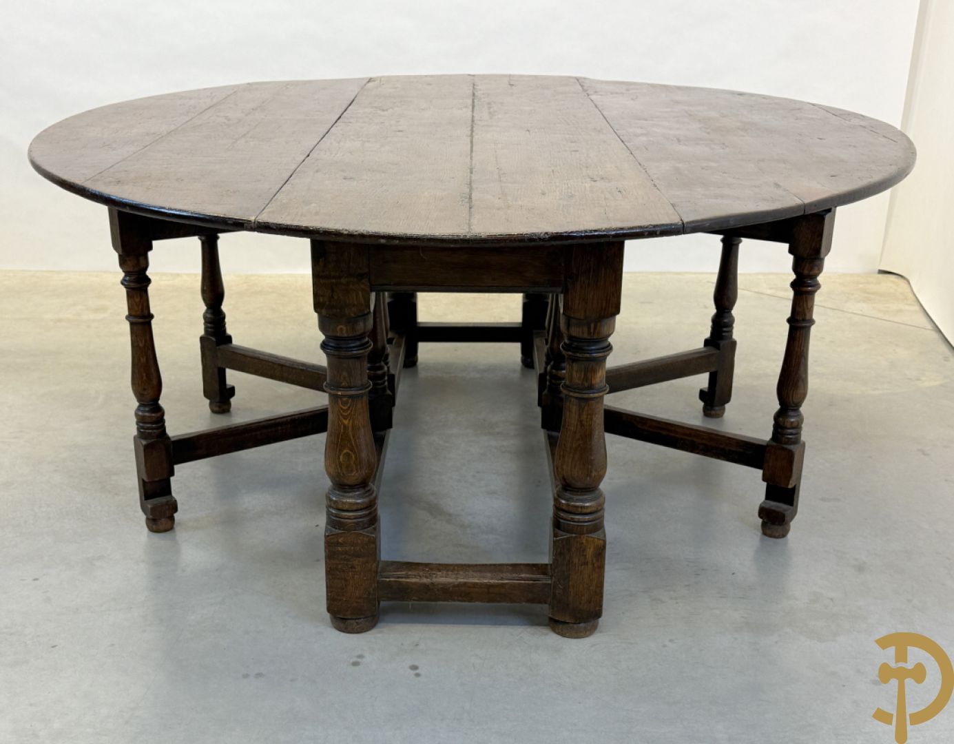 Grote massief eiken openklapbare gatelegg tafel + 6 Engelse eiken stoelen met lederen zitting