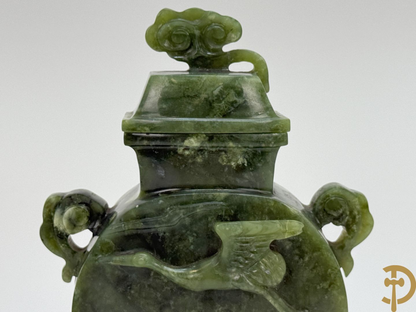 Brule parfum met sculptuur van fo honden in jadeiet + dekselpotiche in jadeiet met bloemen en vogeldecor