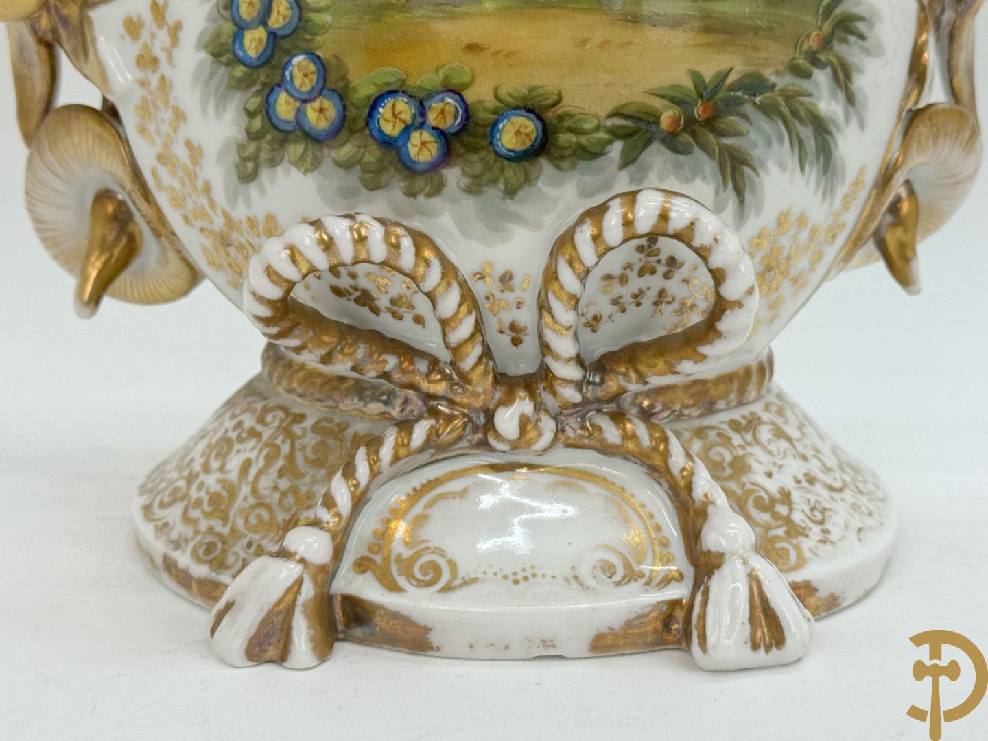Paar Vieux Paris cornetvazen met handbeschilderd bloemendecor + Vieux Paris cornetvaas met decor van elegante dame