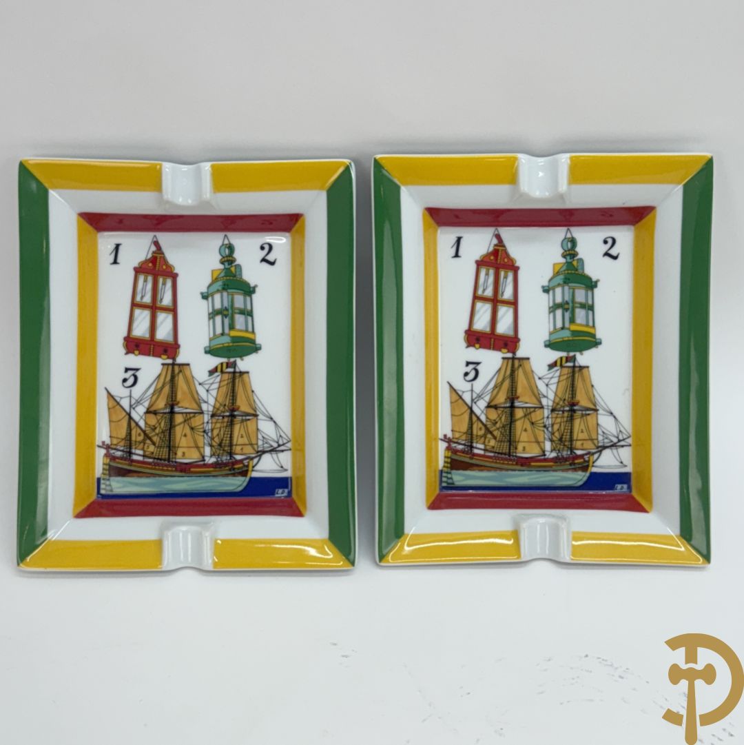 Twee porseleinen asbakken met afbeelding maquette van boot, Hermes Paris made in France getekend