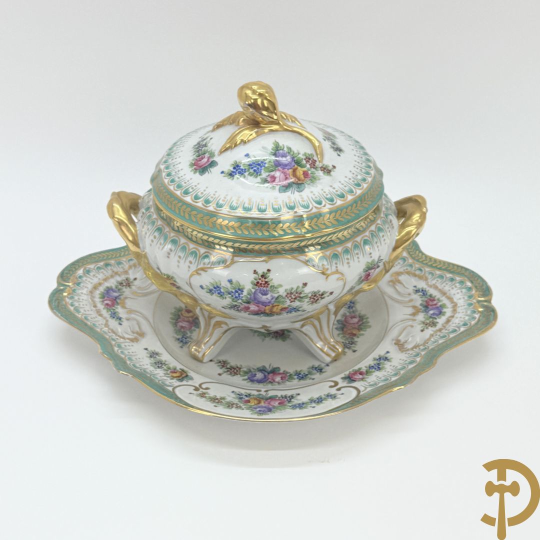 Milieu de table met vergulde ornamenten en bloemendecor op onderschaal, Limoges France gemerkt