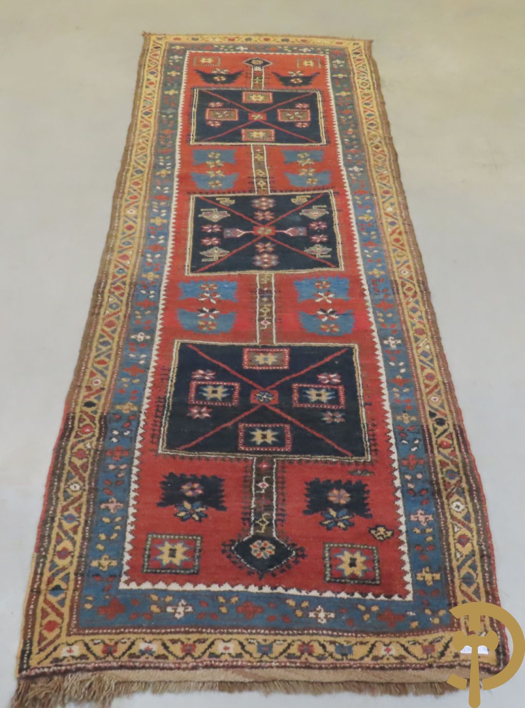 Perzische handgeknoopte loper met geometrische patronen + Perzissch handgeknoopt tapijt Senneh + Oosters handgeknoopt tapijt met bloemendecor + bidtapijtje