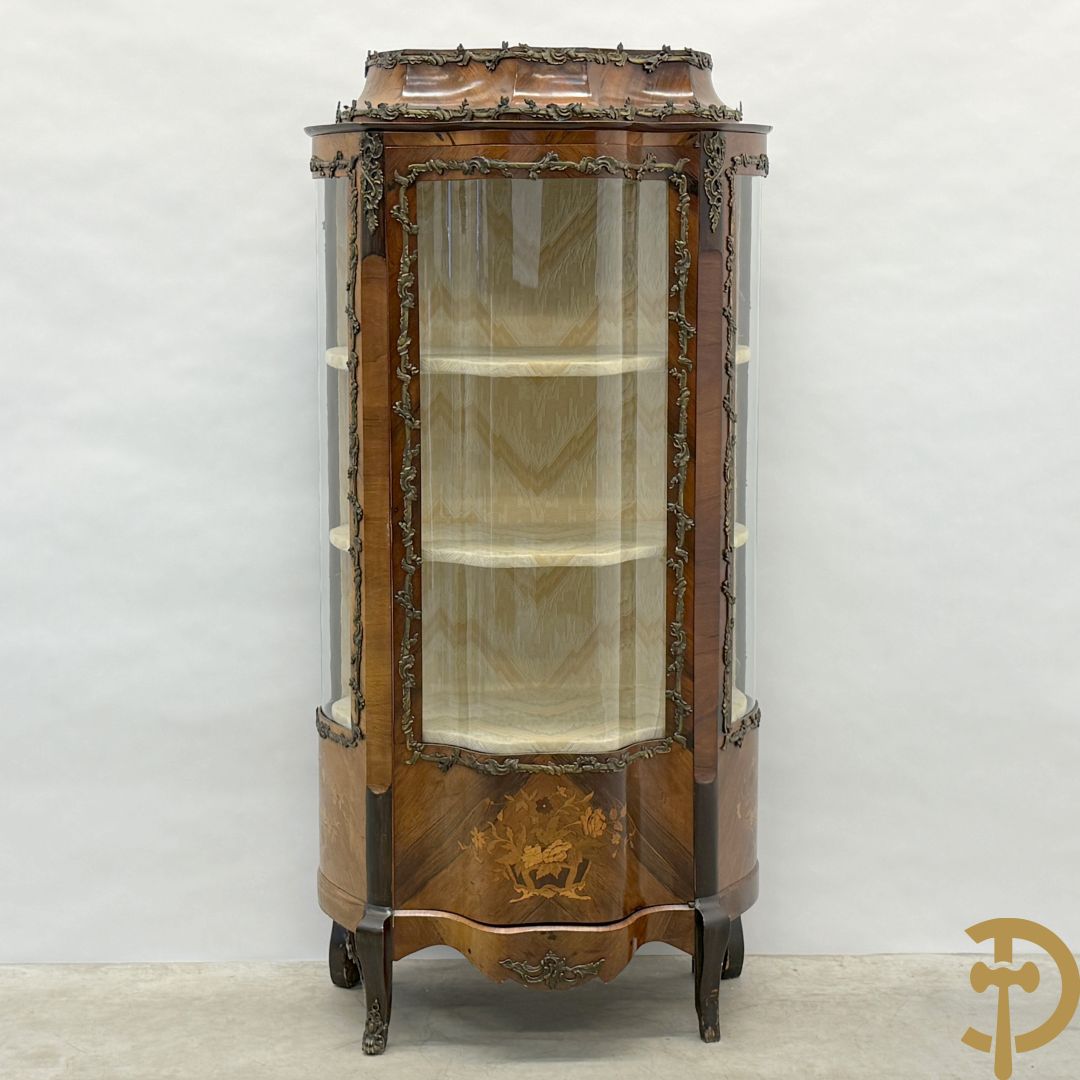 Notelaren Louis XV vitrine met gebogen glas, bezet met bronsbeslag en onderaan met bloemenmarketterie