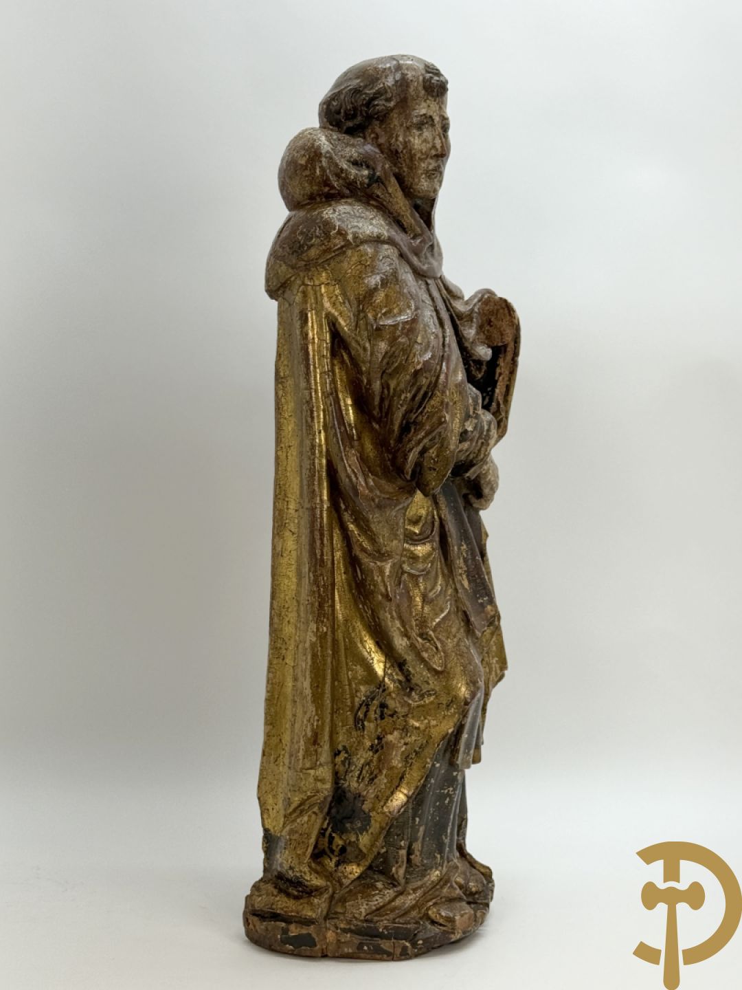 Gepolychromeerde houtsculptuur van man met mantel
