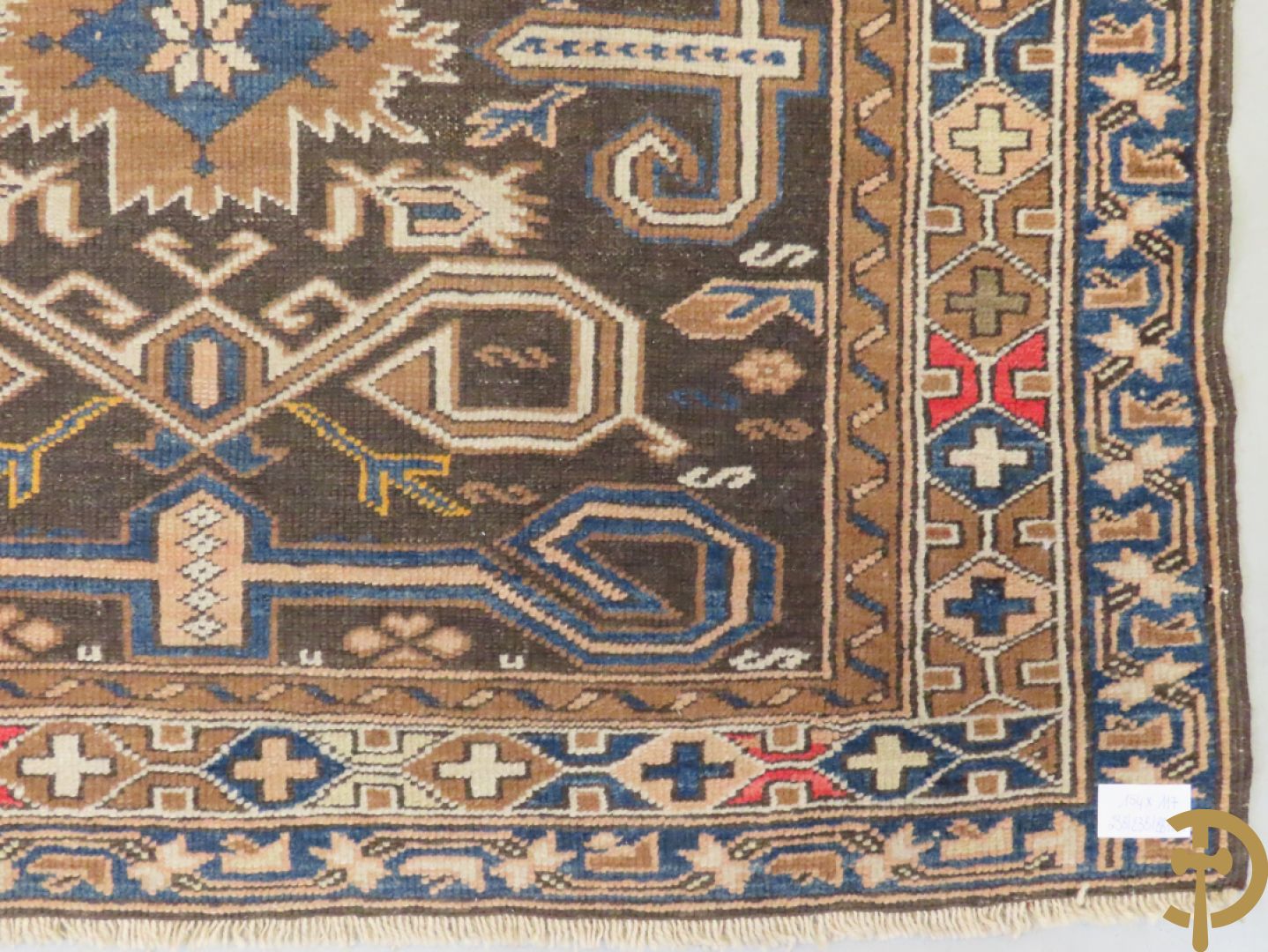 Oosters handgeknoopt tapijt Kaukasus met peripedil symboliek