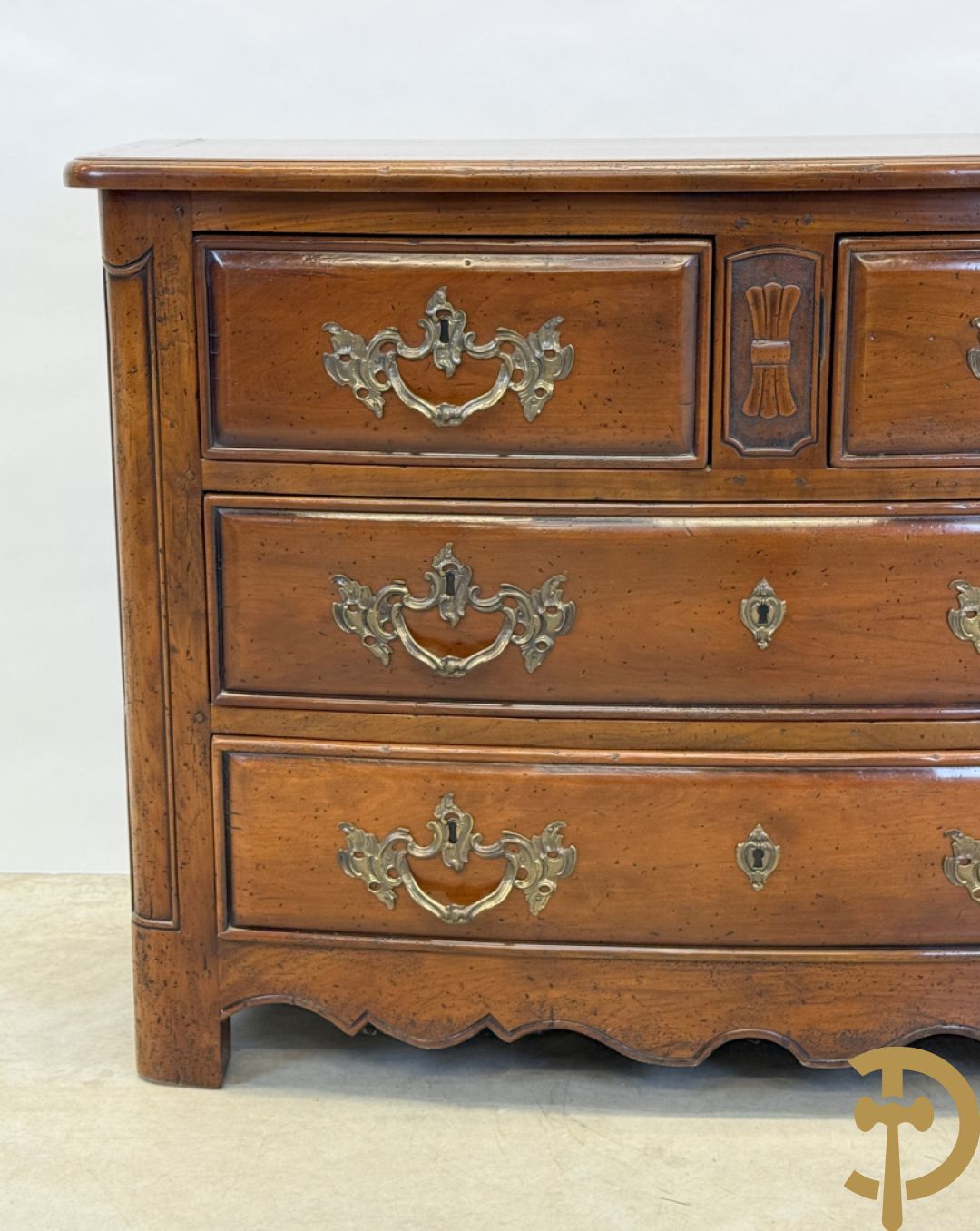 Gebogen kerselaren vierladencommode met koperen Louis XV trekkers, achteraan geëstampilleerd Richelieu Art & Meubels de France
