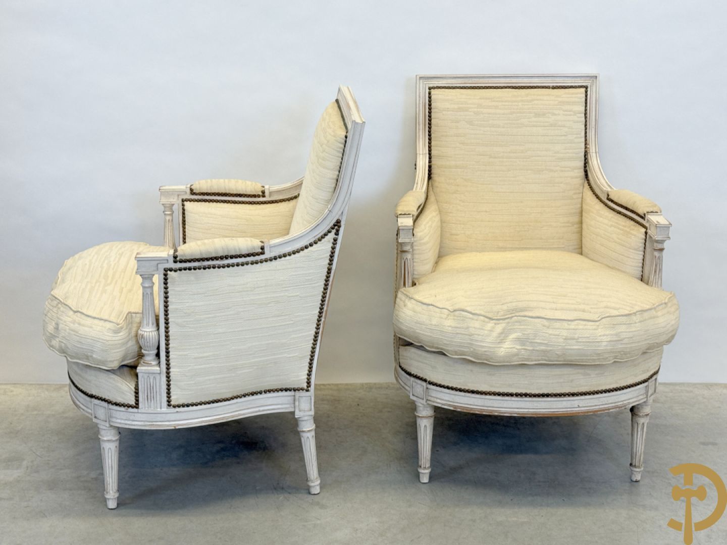 Paar wit gemonochromeerde bergères Louis XVI stijl + bijzettafeltje met lade op voluutvormige pootjes