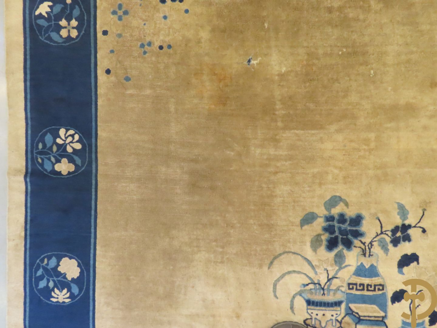 Antiek Aziatisch handgeknoopt tapijt met bloemen- en vazendecor