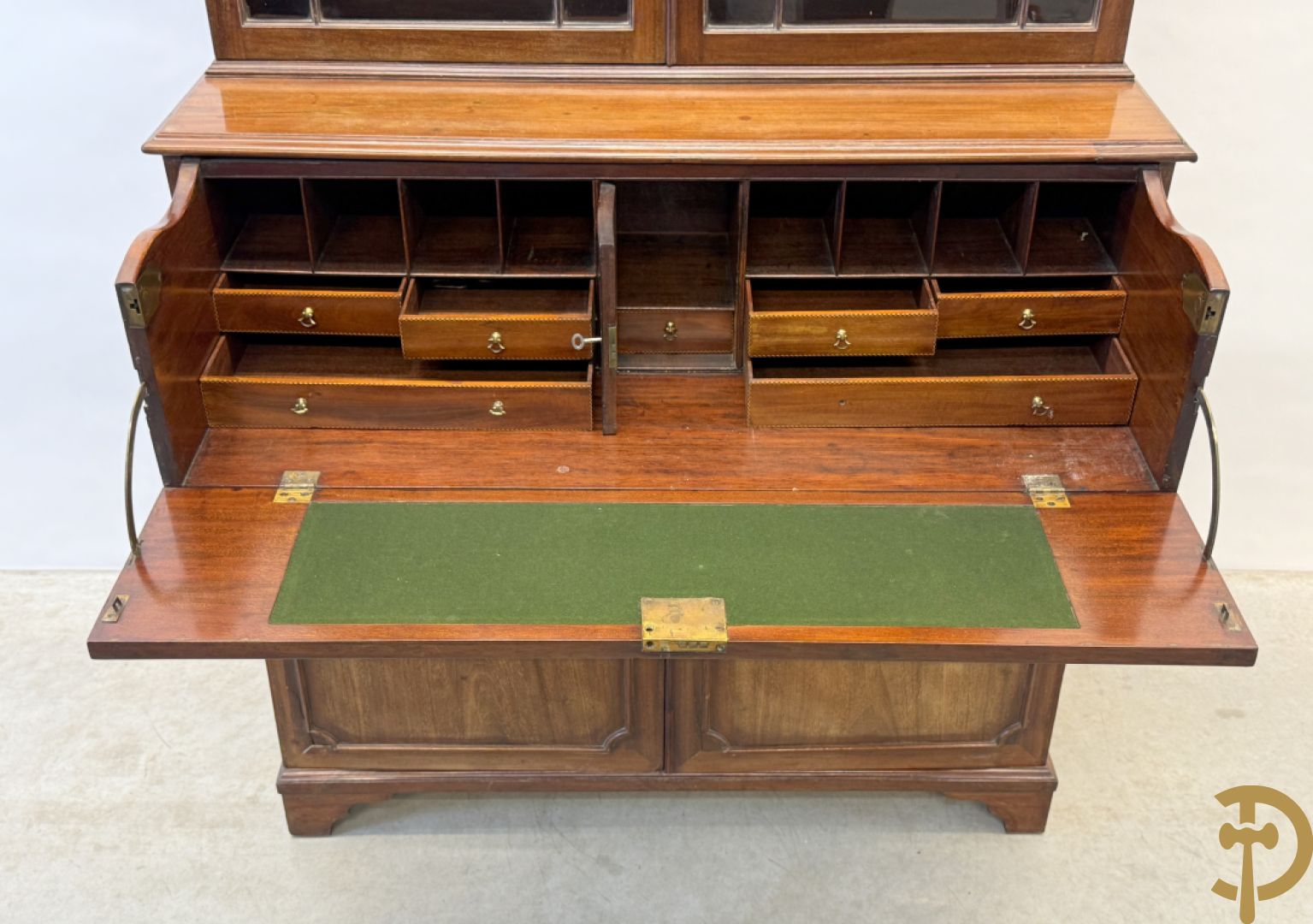 Engelse mahoniehouten secretaire met vitrine bovenaan, 19e