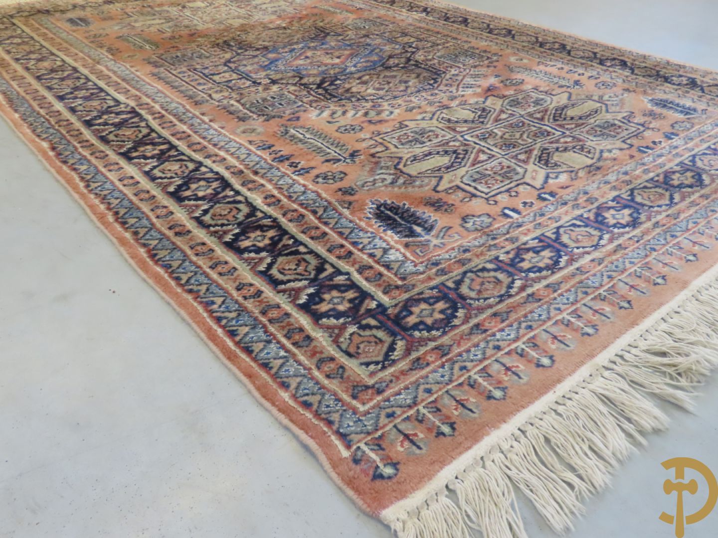 Oosters handgeknoopt tapijt met bloemenmotieven + Oosters handgeknoopt tapijt met geometrische motieven + Oosters handgeknoopt zijden tapijt met centrale fond en bloemenmotieven