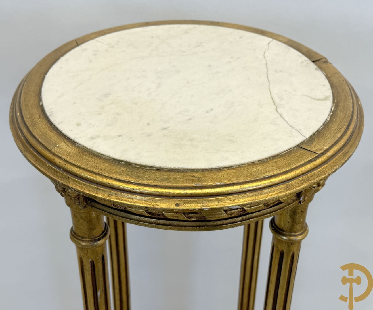 Vergulde sokkel met marmeren blad op 4 gecanneleerde poten + gemonochromeerde Louis XVI sokkel + sokkel Louis XVI stijl op gecanneleerde poten