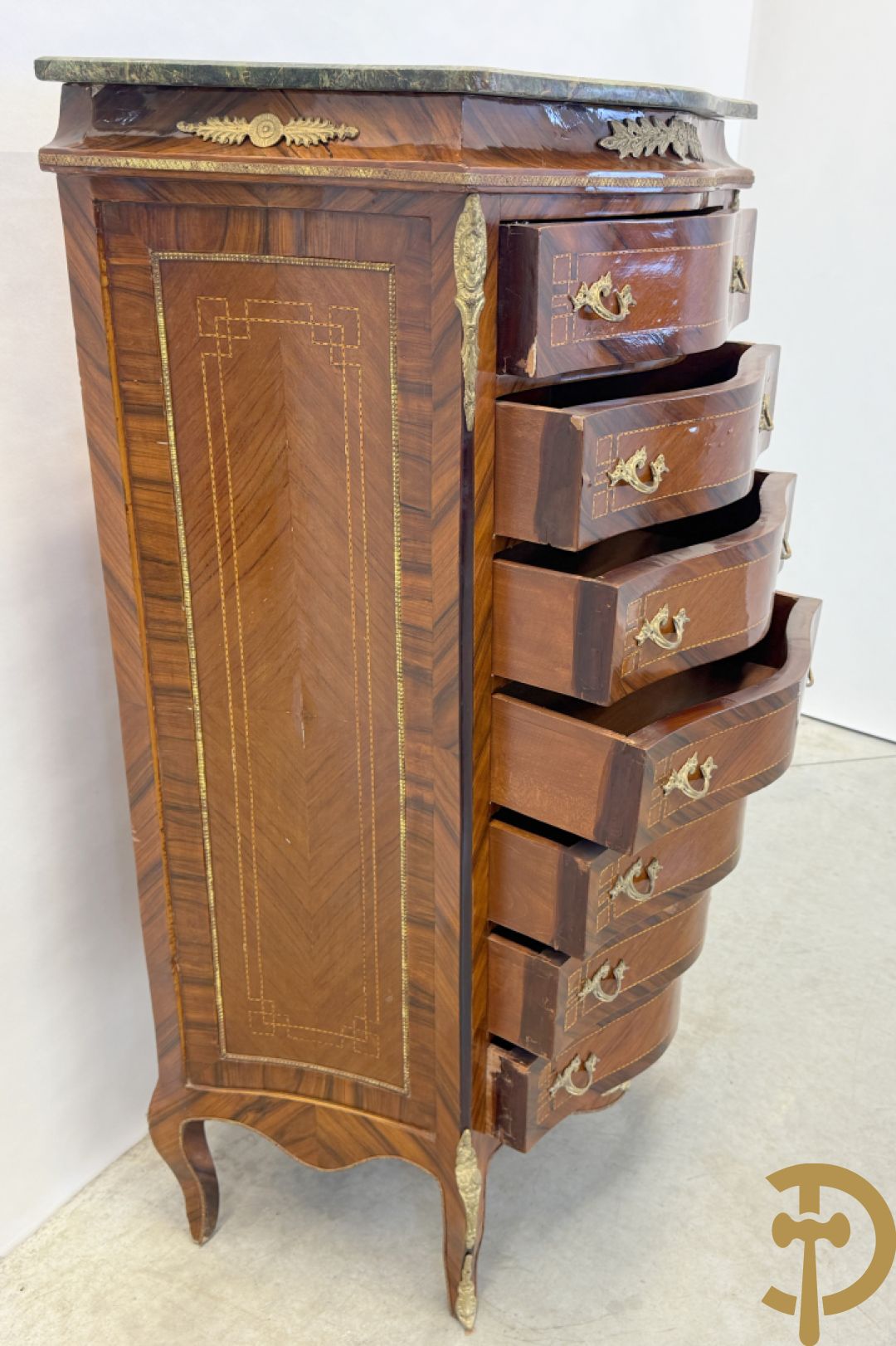 Notelaren gemarketteerde zevenladen kast met bronsbeslag, replica, jaren 