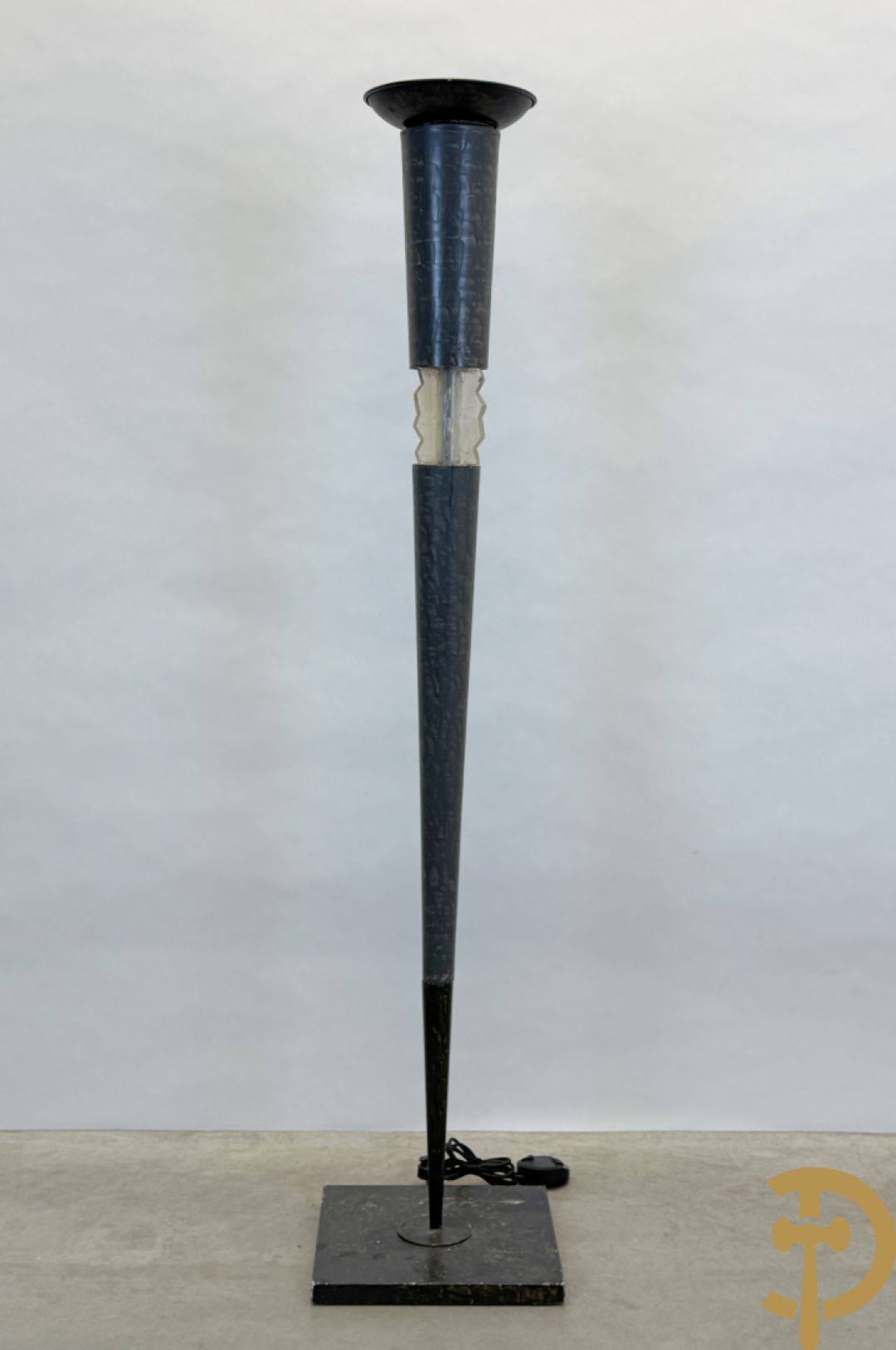 Gepatineerde staande lampadaire met plexi ornament