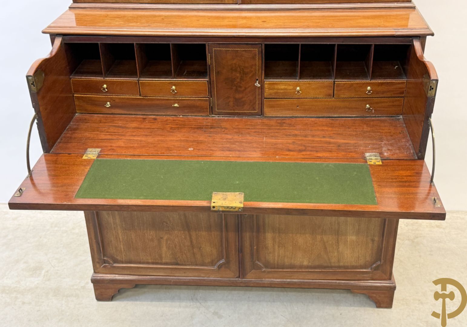 Engelse mahoniehouten secretaire met vitrine bovenaan, 19e