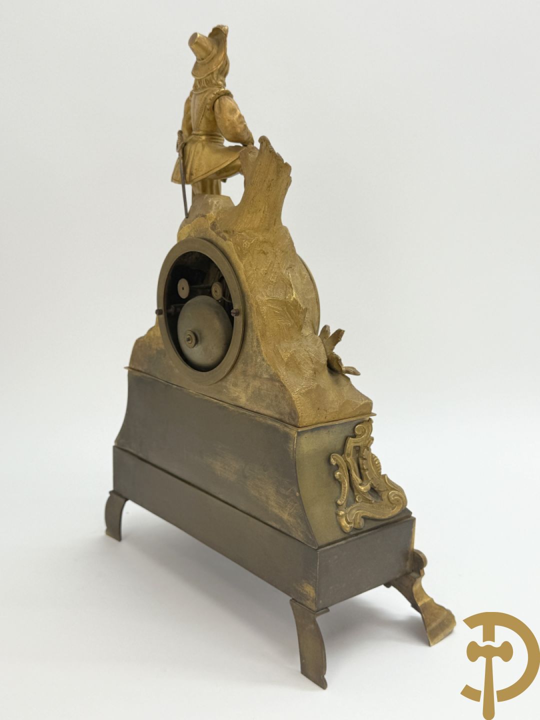 Vuurvergulde bronzen schouwpendule met musketier bekroond, getekend Cadart à Lille