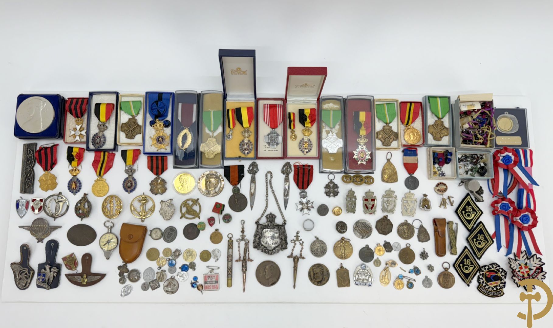 Lot insignes en medailles