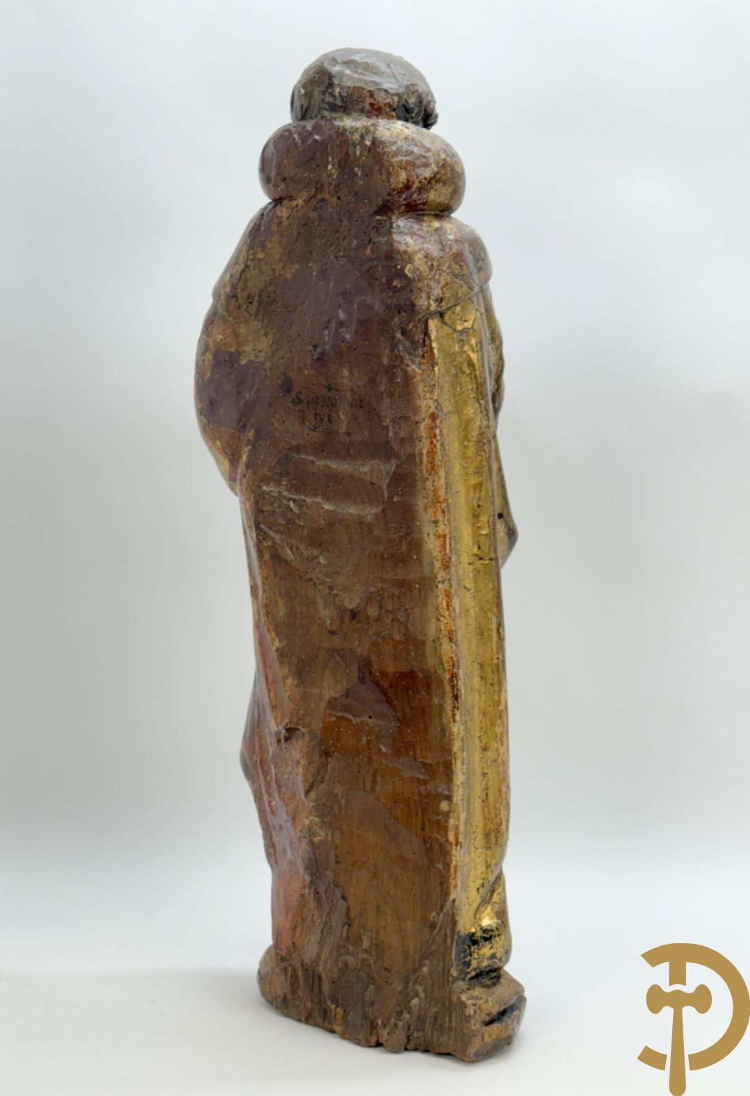 Gepolychromeerde houtsculptuur van man met mantel