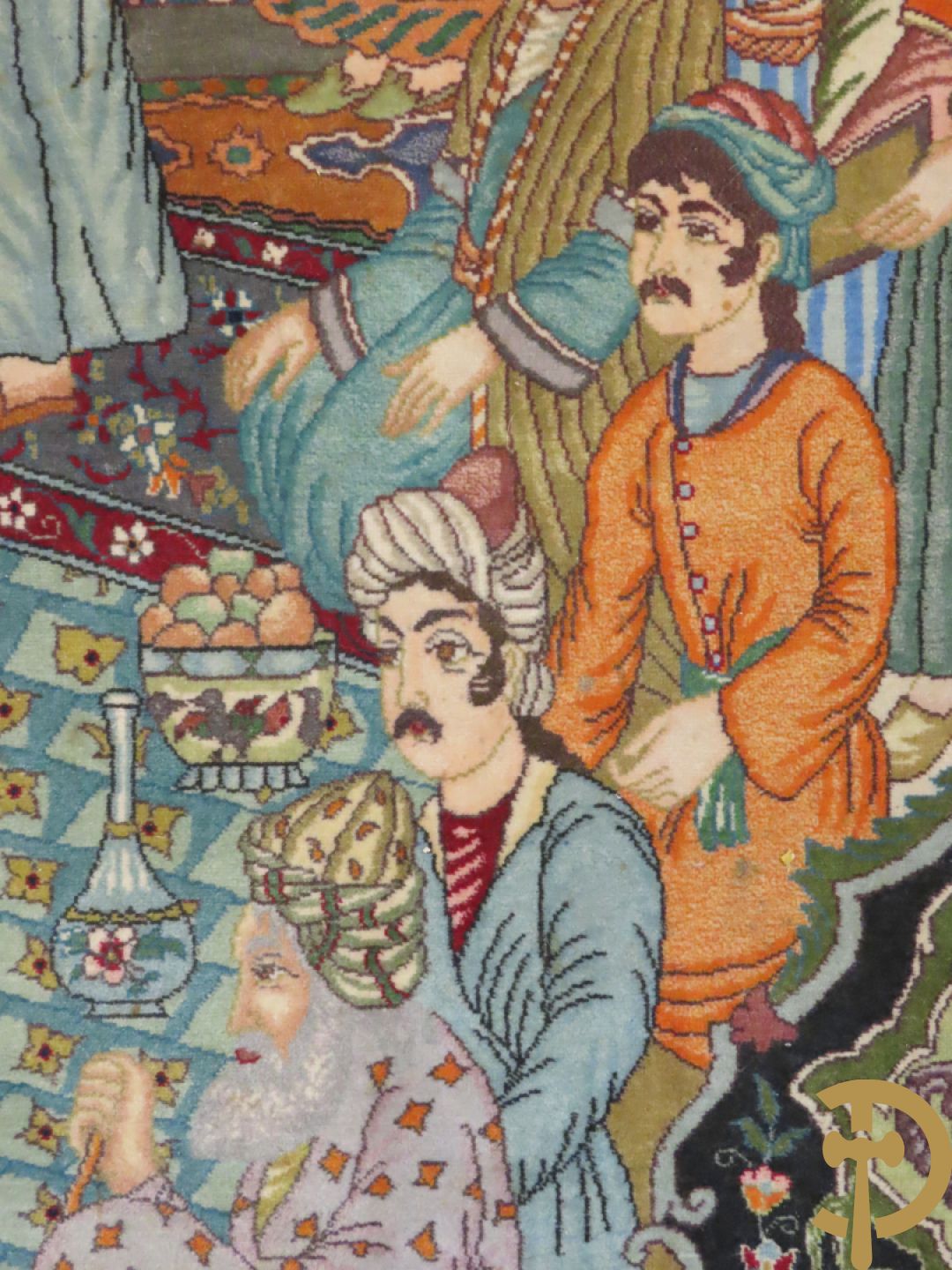 Oosters handgeknoopt tapijt Tabriz met figuratieve voorstelling, centraal met geanimeerde hofscène, omgeven door 4 hoekmedaillons met architecturale afbeeldingen - onderaan en bovenaan getekend