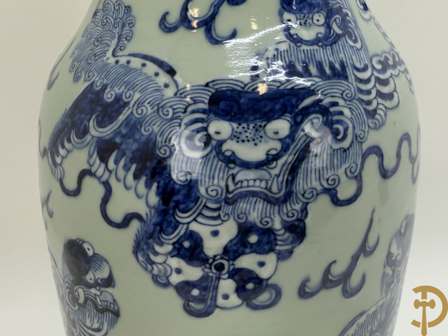 Chinese porseleinen celadon vaas met blauw/wit decor van fo honden