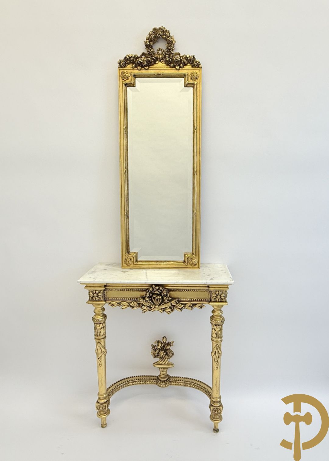 Vergulde console met Louis XVI motieven en amfoor  + vergulde spiegel met Louis XVI motieven