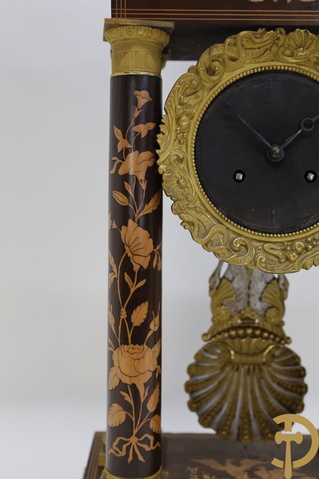 Vierzuilenklok Charles X met bloemenmarquetterie, 19e