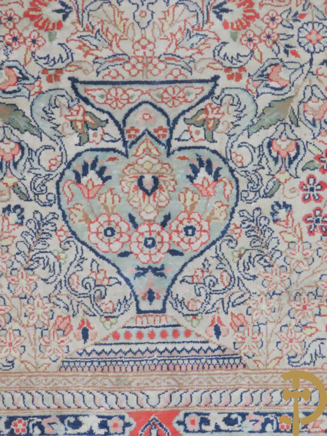 Zijden handgeknoopt tapijt met amfoor en bloemendecor