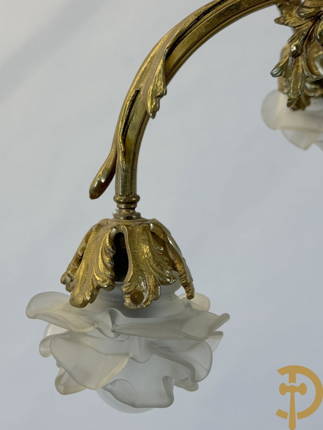 Vijfarmige luchter bezet met roosjes, Louis XV stijl bezet met accanthusranken