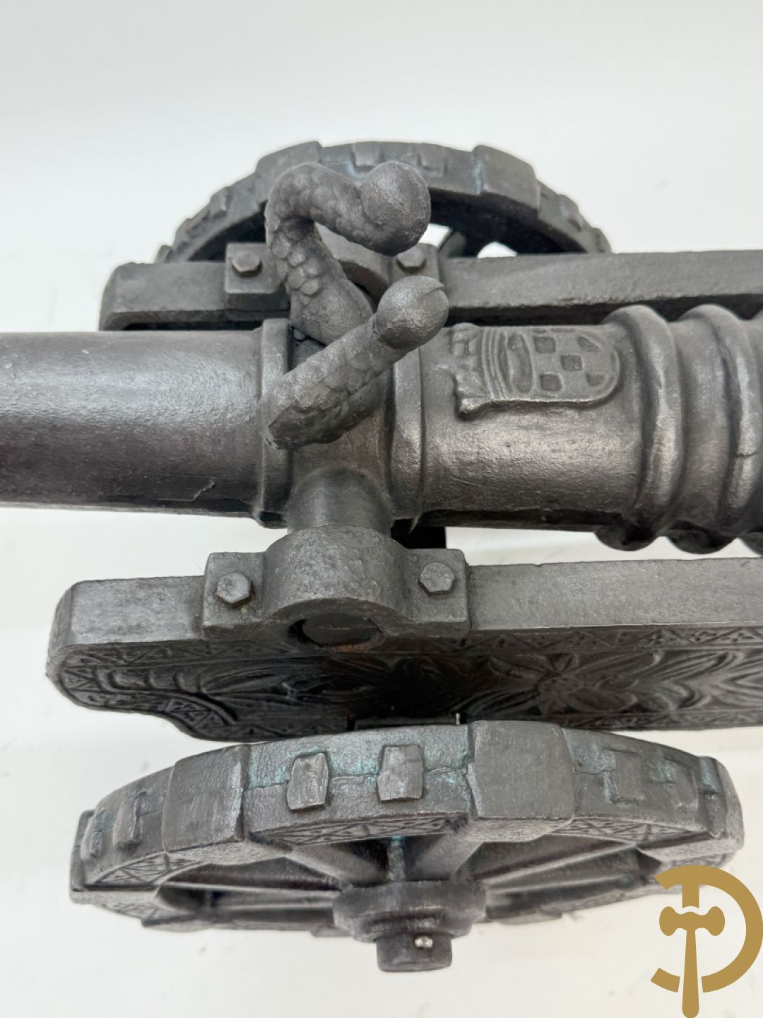 Gietijzeren miniatuurkanon met wapenschild