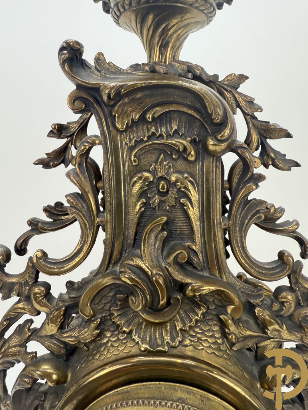 Driedelige koperen garnituur bestaande uit middenstuk bezet met amfoor en paar kandelaars , Louis XV stijl