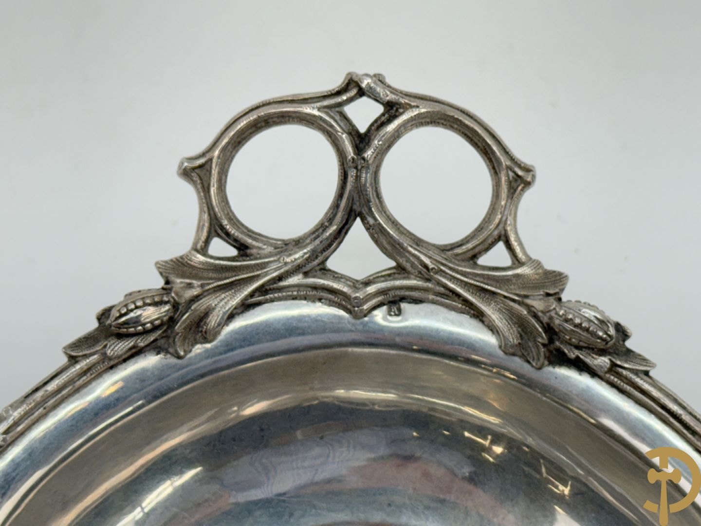 Massief zilveren coupe met accanthusranken en geciseleerd decor, op 4 elegante pootjes