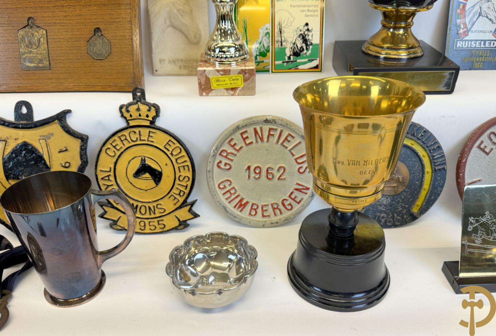 Verzameling memorabilia van paardenrennen, trofeeën en bekers