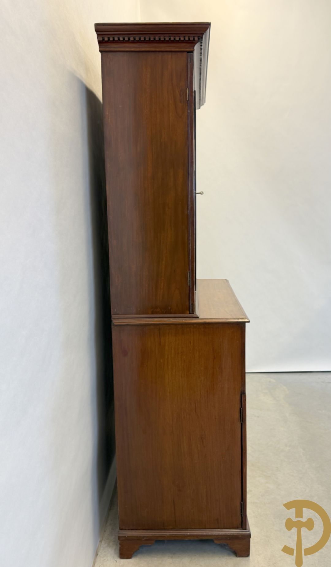 Engelse mahoniehouten secretaire met vitrine bovenaan, 19e