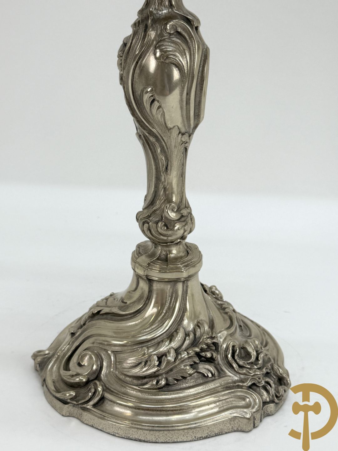 Paar massief zilveren getorste zesarmige kandelaars met Louis XV motieven, met import stempel 