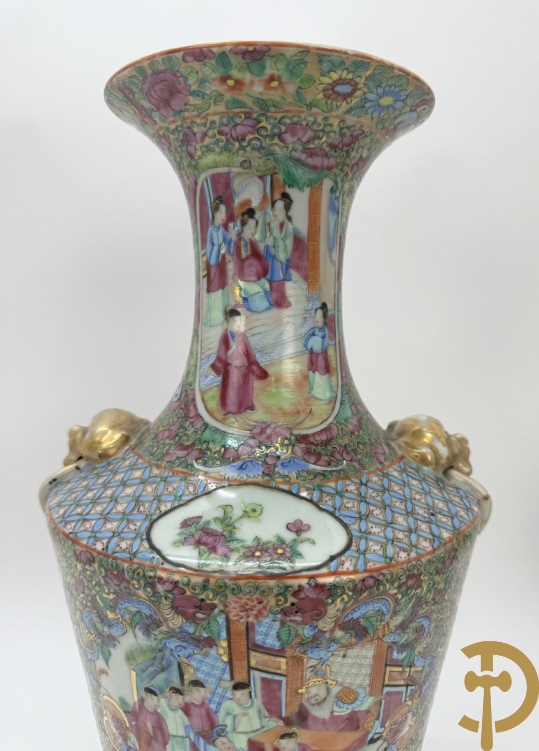 Paar Chinese porseleinen famille rose Kanton vazen met geanimeerd decor en zijdelings met fo honden